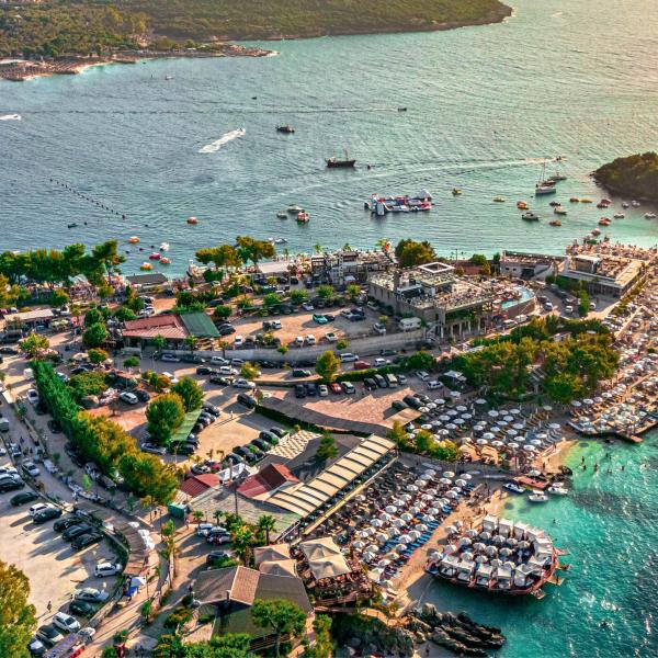 Spacious 2+1 Apartment for Sale in the Heart of Ksamil – 127 m² on the 3rd Floor