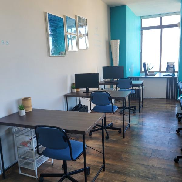 Plně zařízená kancelář s výhledem na moře a město k pronájmu v Sarandě, Albánie