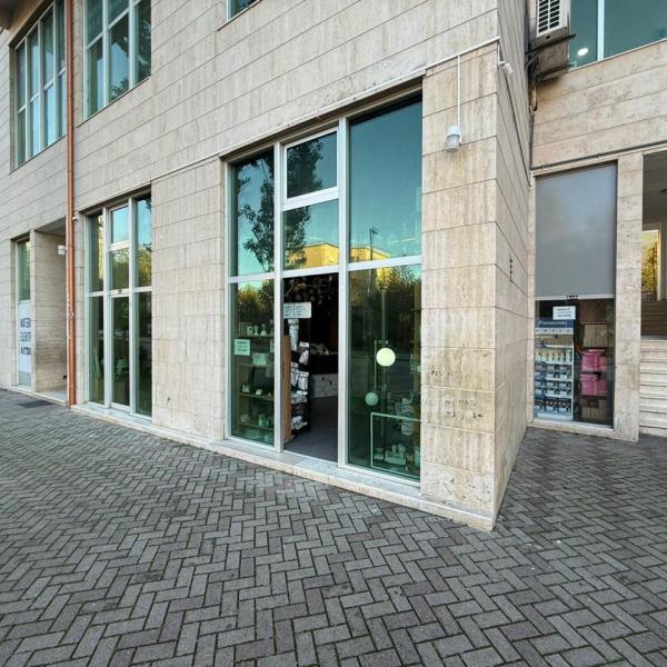 Negozio attivo in vendita vicino all’ex Mercato Elettrico, Tirana