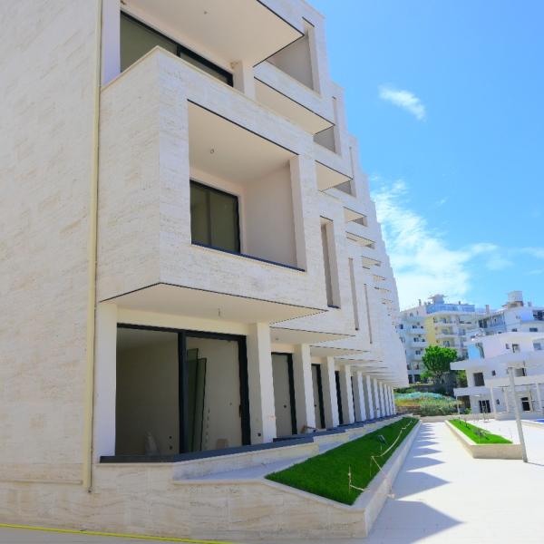 Apartament Luksoz 2+1 për Shitje në Sarandë – Pronë me Pamje nga Deti në Ionian Bay Residence pranë Plazhit