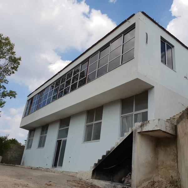 Propriété à Vendre à Vaqarr, Tirana | Bâtiment de 325 m² avec Terrain de 870 m²