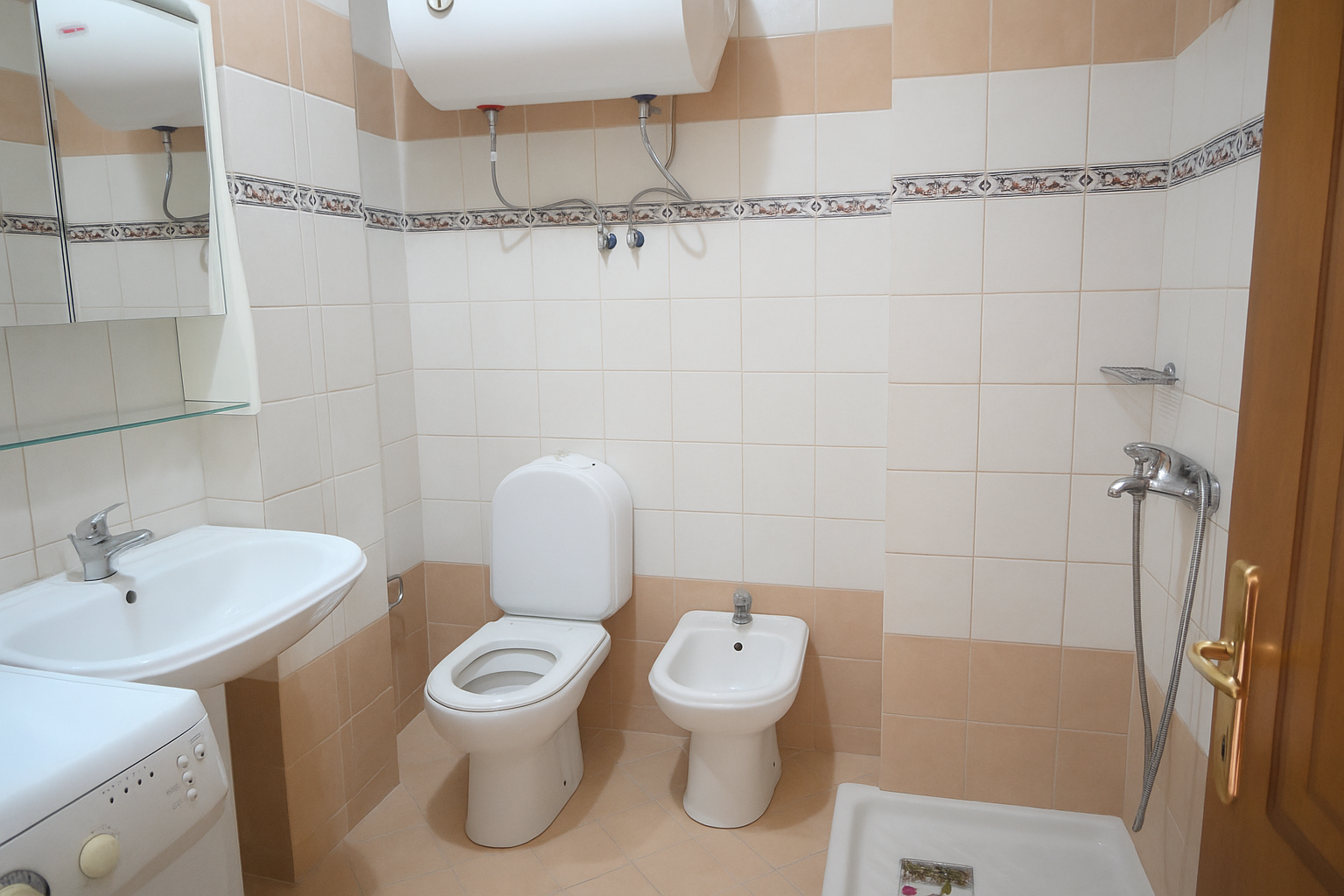 Furnished 2-Bedroom Apartment with Large Seaview Balcony – Mitat Hoxha, Saranda