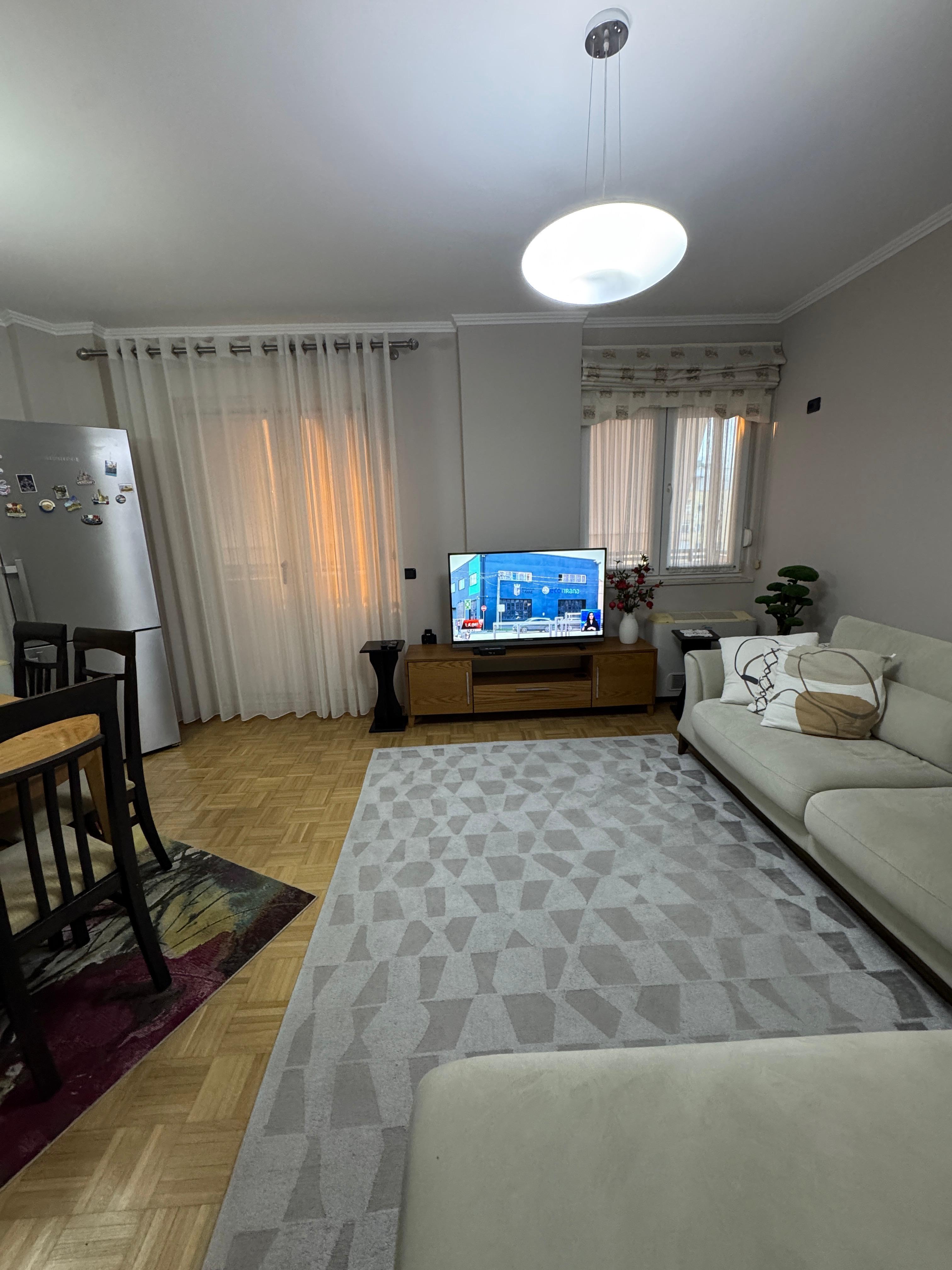 Apartament 2+1 me qira pranë Sheshit Wilson, Tiranë