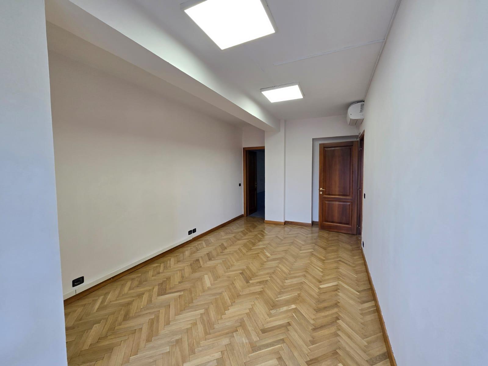 2-bedroom commercial for sale in Tiranë, Albania – photo 4
