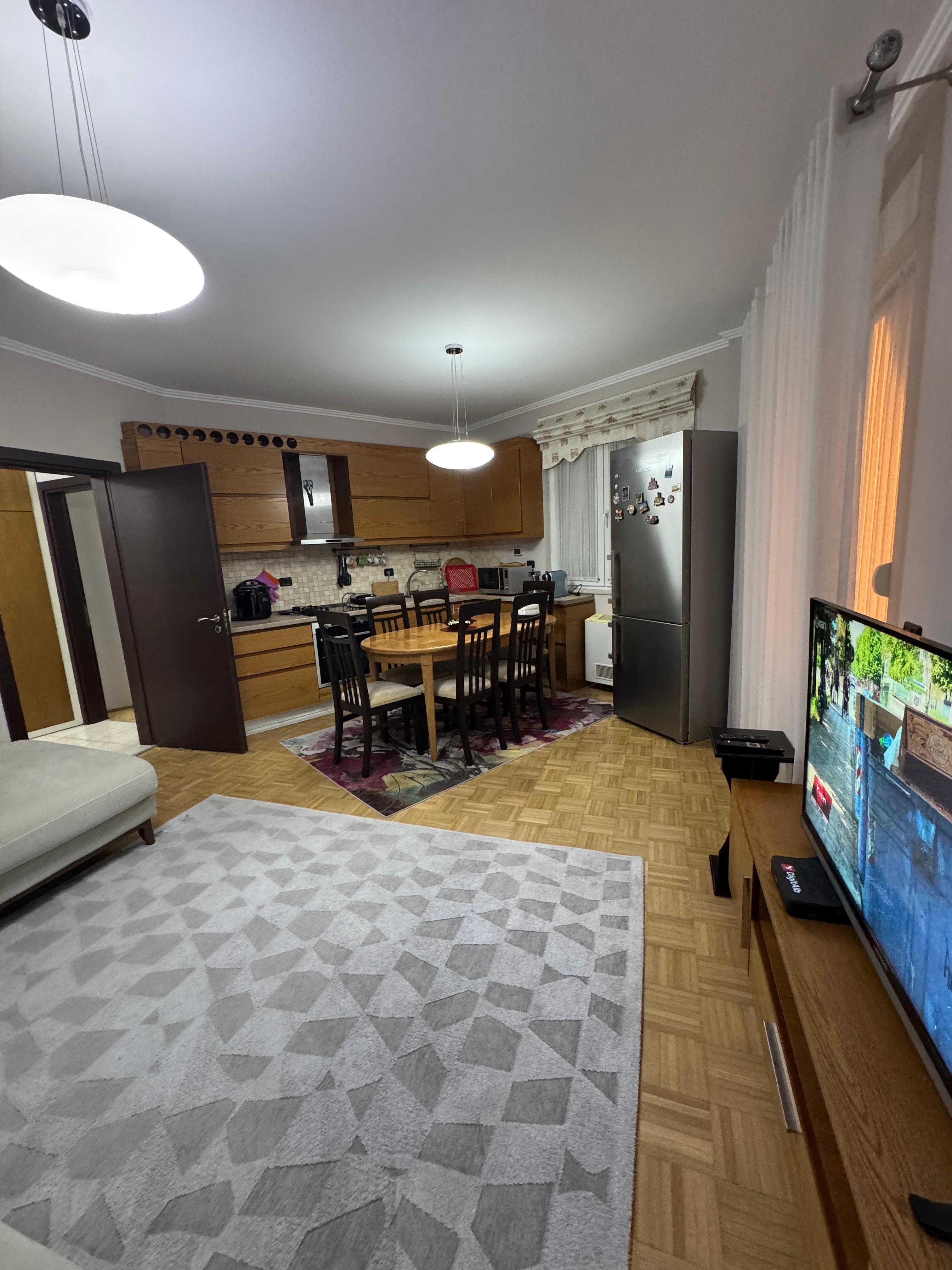 Apartament 2+1 me qira pranë Sheshit Wilson, Tiranë