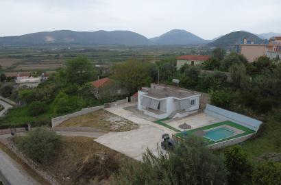 Villa zum Verkauf in Saranda mit 1000 m² Grundstück und privatem Pool – 2 Schlafzimmer, Erweiterungspotenzial, umgeben von Natur