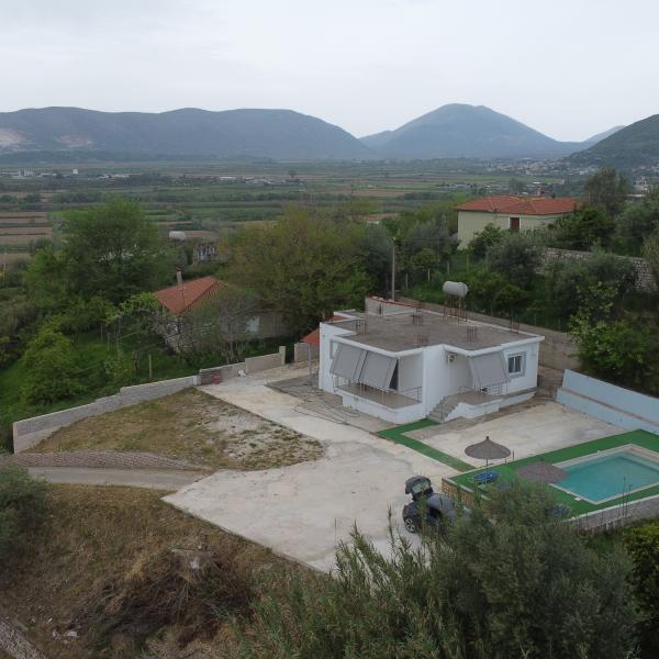 Vilë në shitje në Sarandë me 1000 m² tokë dhe pishinë private – 2 dhoma gjumi, mundësi zgjerimi, e rrethuar nga natyra