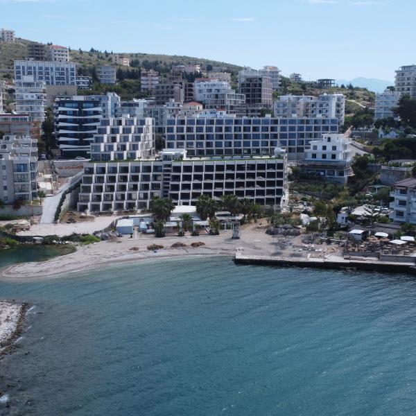 Apartament luksoz 1+1 me pamje nga deti, kuzhinë e veçantë dhe dhomë ndenjeje e madhe – Ionian Bay Residence, Sarandë.