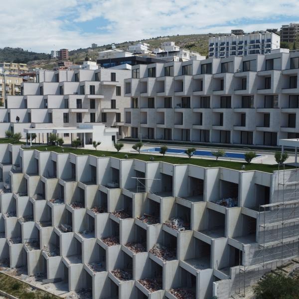 Apartament Luksoz 2+1 me 2 tualete dhe Pamje nga Deti – Në Shitje te Ionian Bay Residence, Sarandë