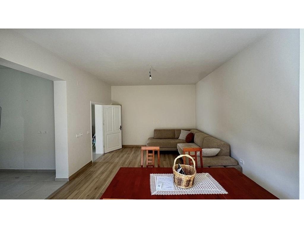 Villa Floor for Sale in Misto Mame, Tirana – 267 m² with Private Entrance and Yard