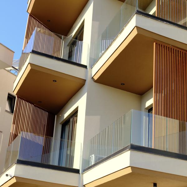 Romslig 1+1-leilighet i Ksamil – 71 m² | Tredje etasje, balkong og svømmebasseng