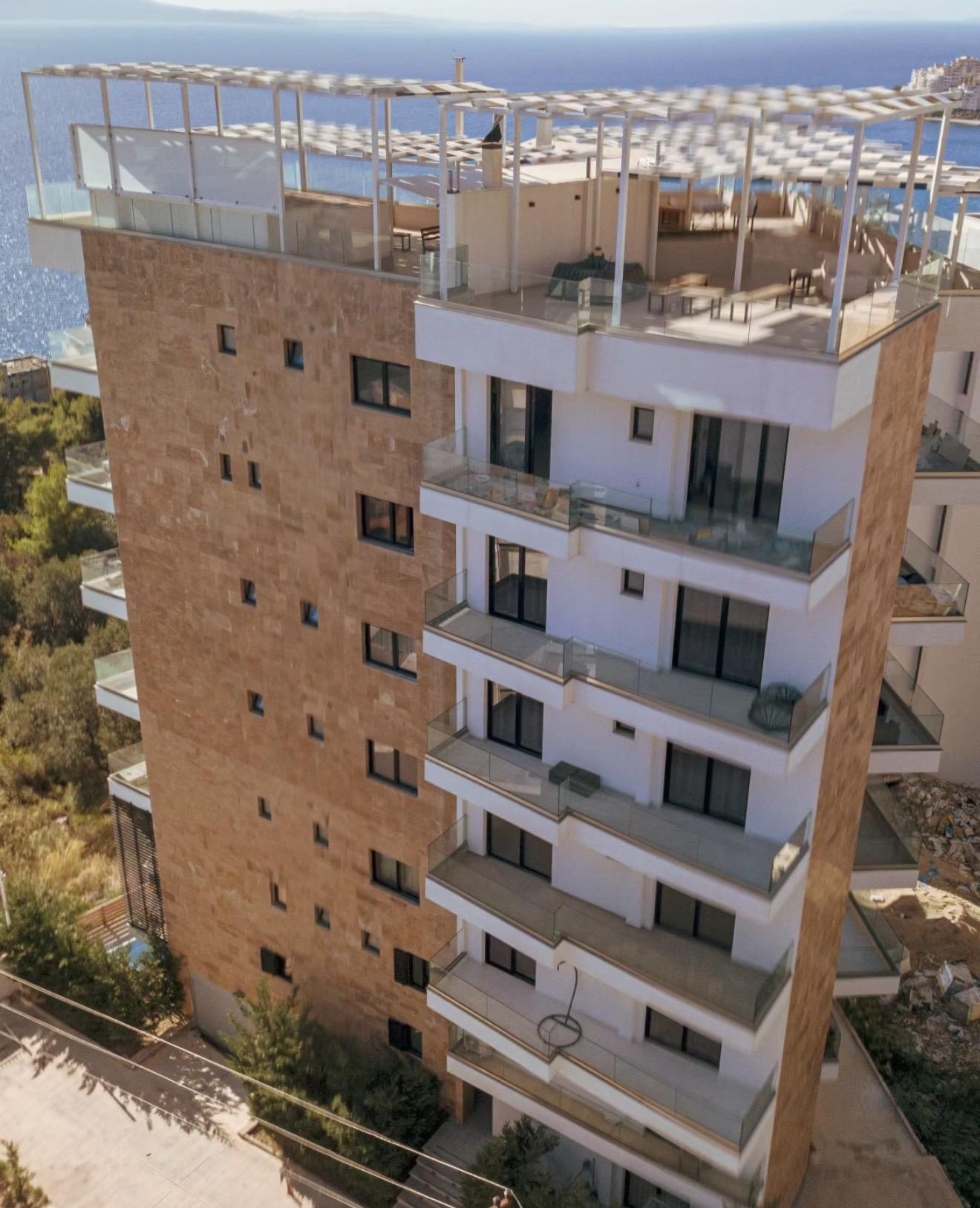 Exkluzivní luxusní loftový penthouse s nádherným výhledem na moře v Sarandě – prémiová nemovitost na prodej s privátním bazénem