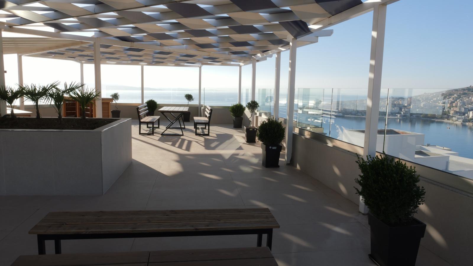 Exkluzivní luxusní loftový penthouse s nádherným výhledem na moře v Sarandě – prémiová nemovitost na prodej s privátním bazénem