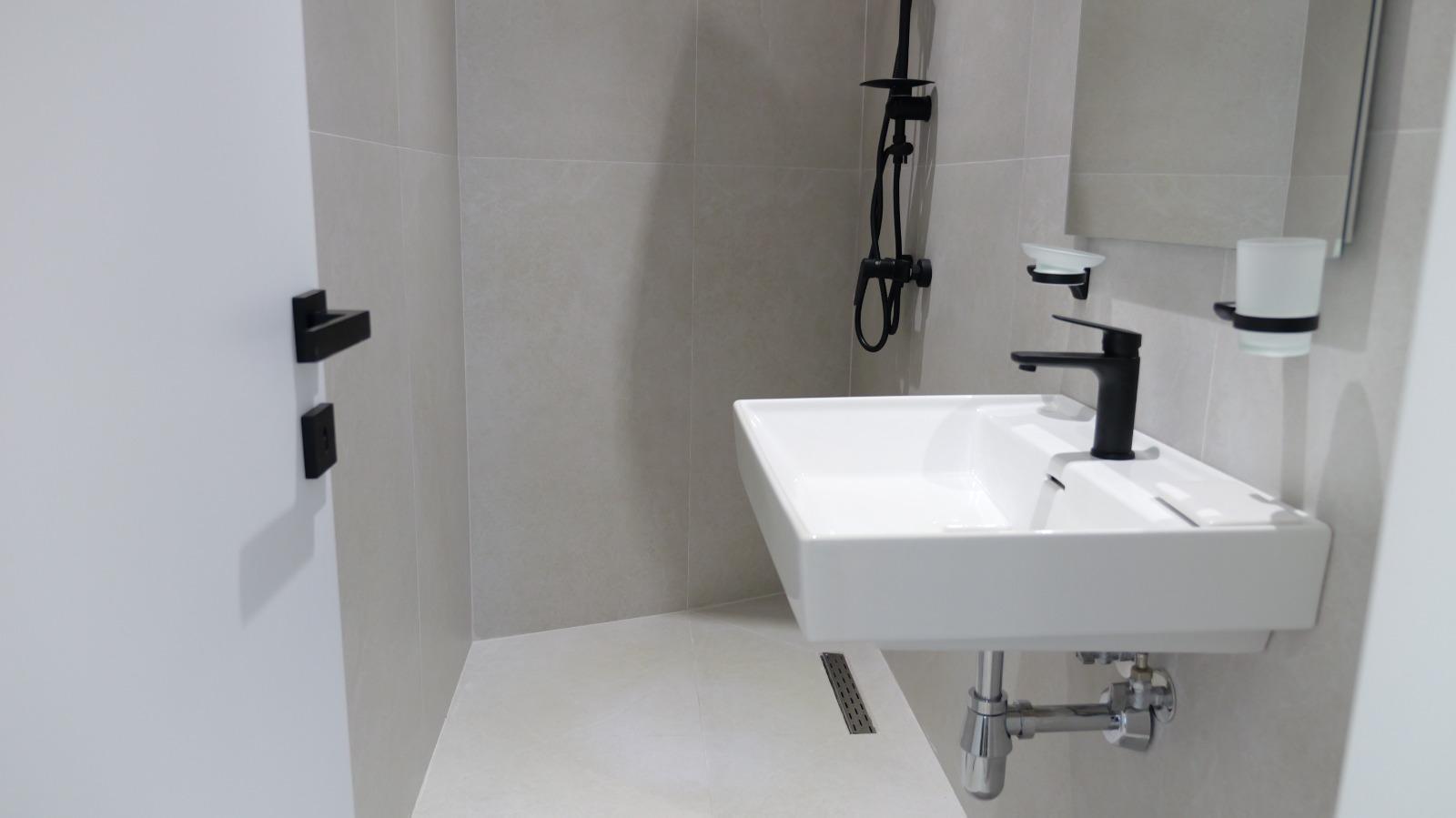 Exkluzivní luxusní loftový penthouse s nádherným výhledem na moře v Sarandě – prémiová nemovitost na prodej s privátním bazénem