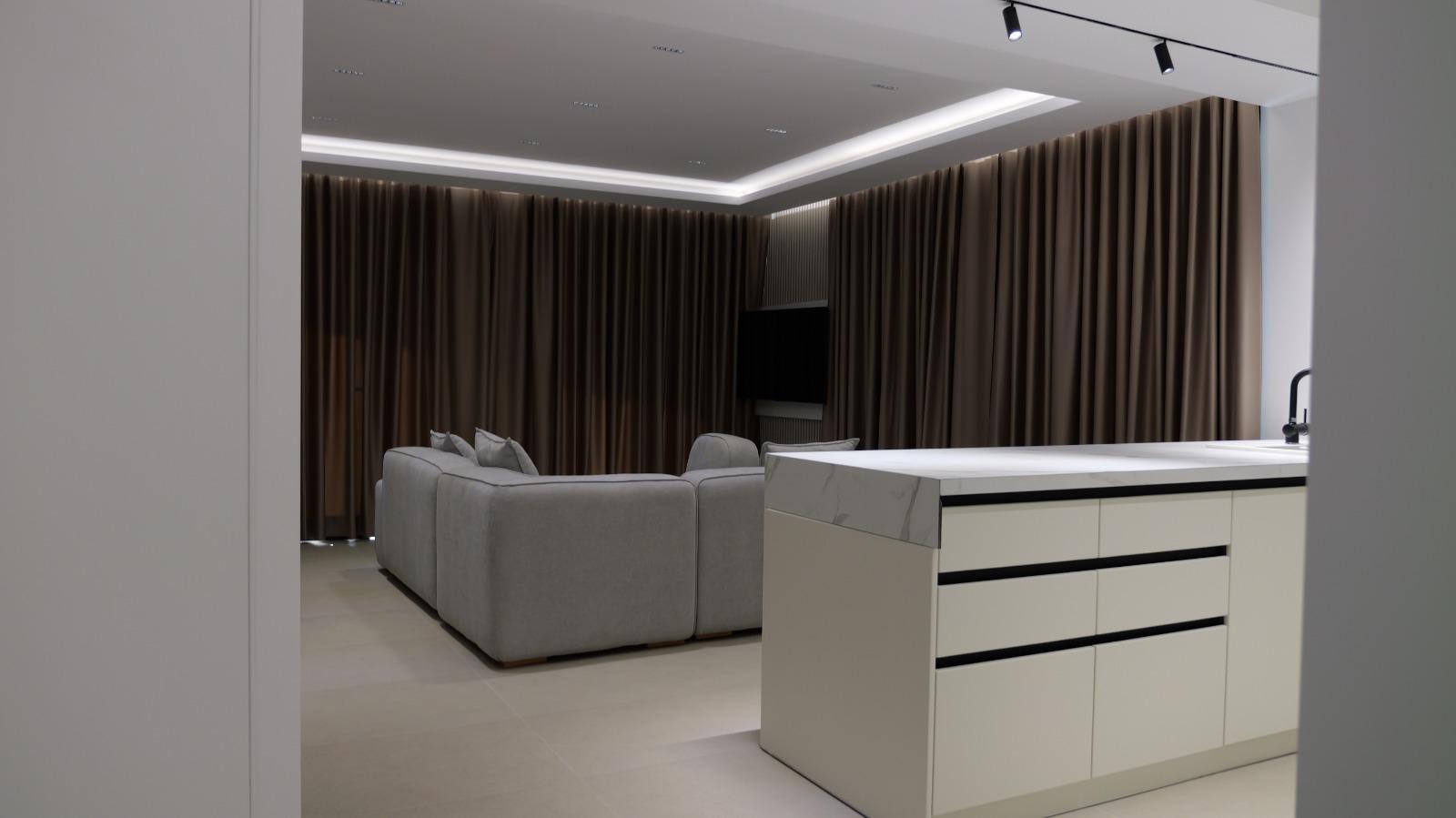 Exkluzivní luxusní loftový penthouse s nádherným výhledem na moře v Sarandě – prémiová nemovitost na prodej s privátním bazénem