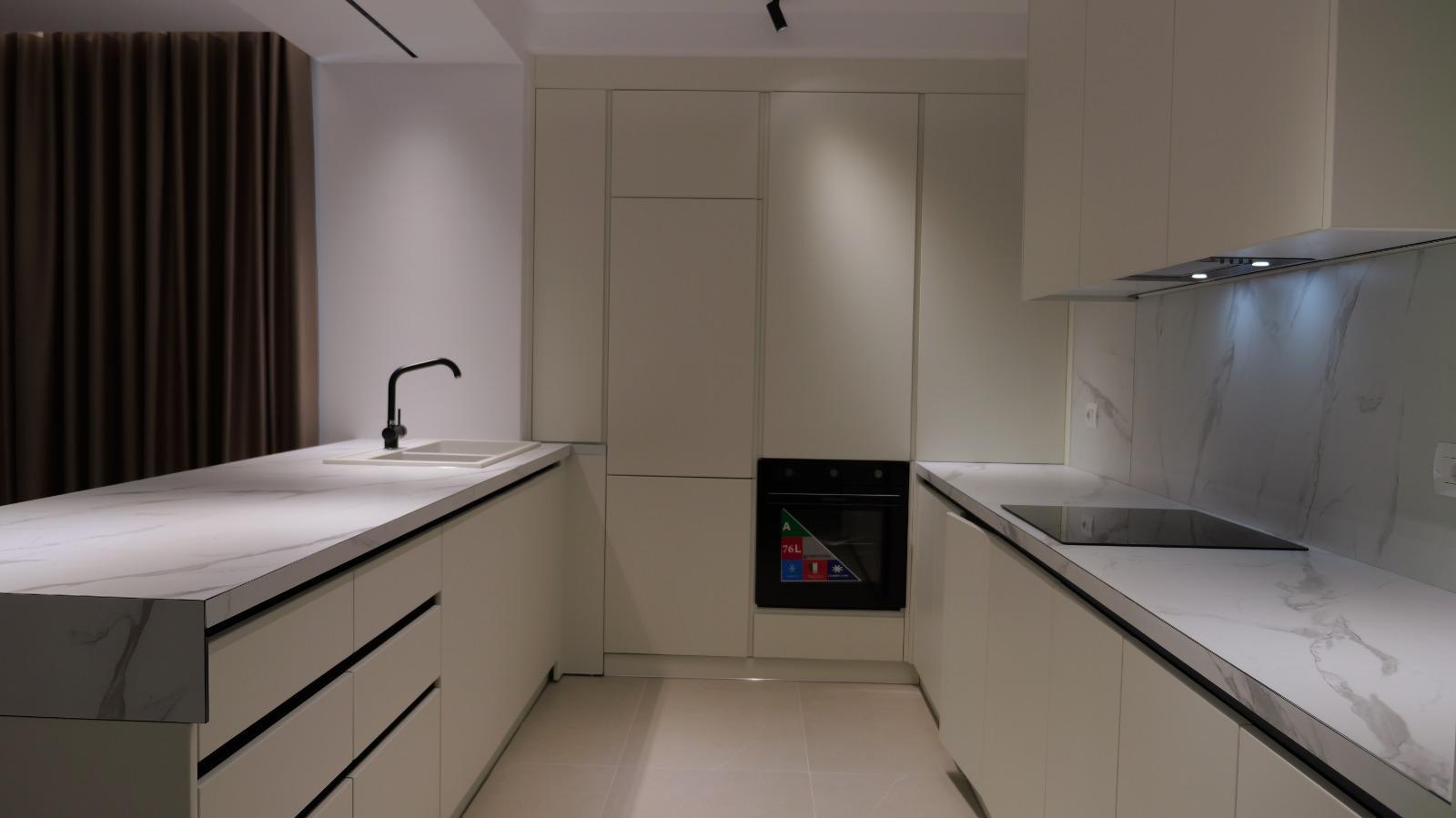 Exkluzivní luxusní loftový penthouse s nádherným výhledem na moře v Sarandě – prémiová nemovitost na prodej s privátním bazénem