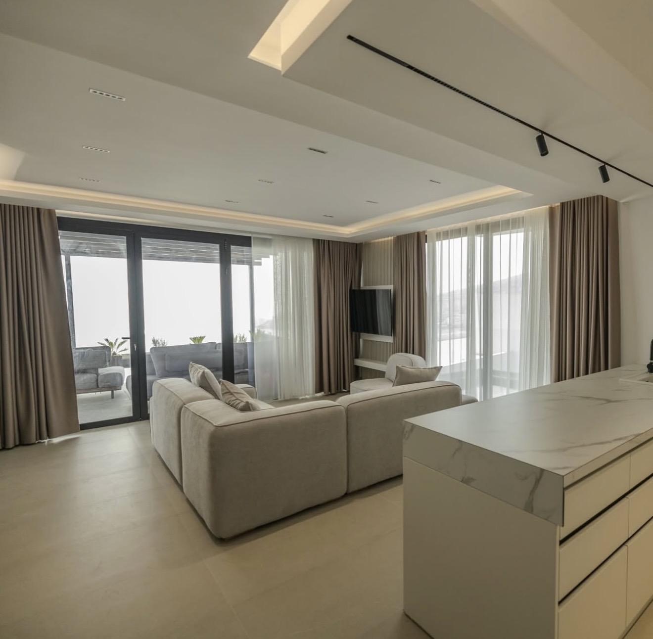 Exkluzivní luxusní loftový penthouse s nádherným výhledem na moře v Sarandě – prémiová nemovitost na prodej s privátním bazénem