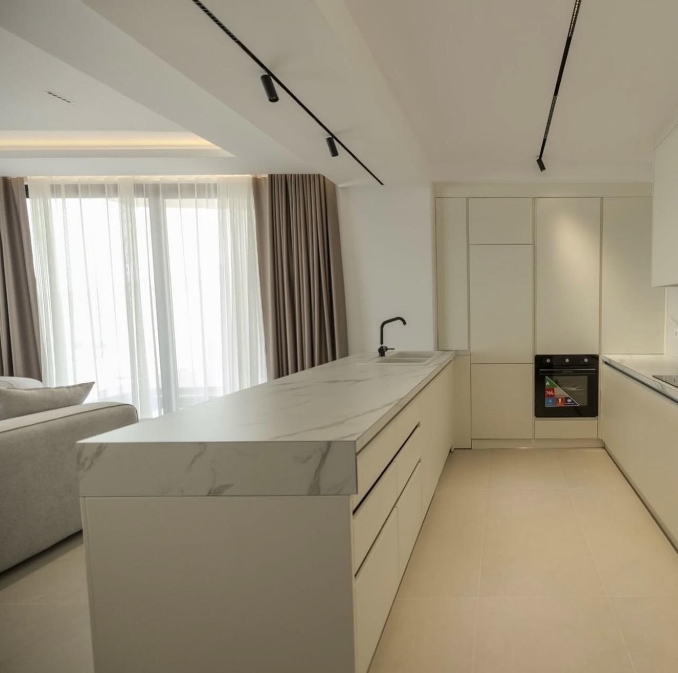 Exkluzivní luxusní loftový penthouse s nádherným výhledem na moře v Sarandě – prémiová nemovitost na prodej s privátním bazénem