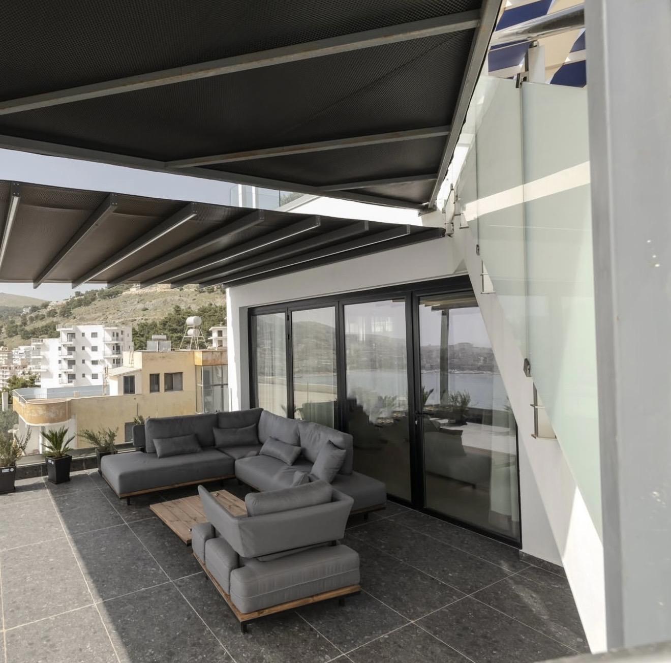 Exkluzivní luxusní loftový penthouse s nádherným výhledem na moře v Sarandě – prémiová nemovitost na prodej s privátním bazénem