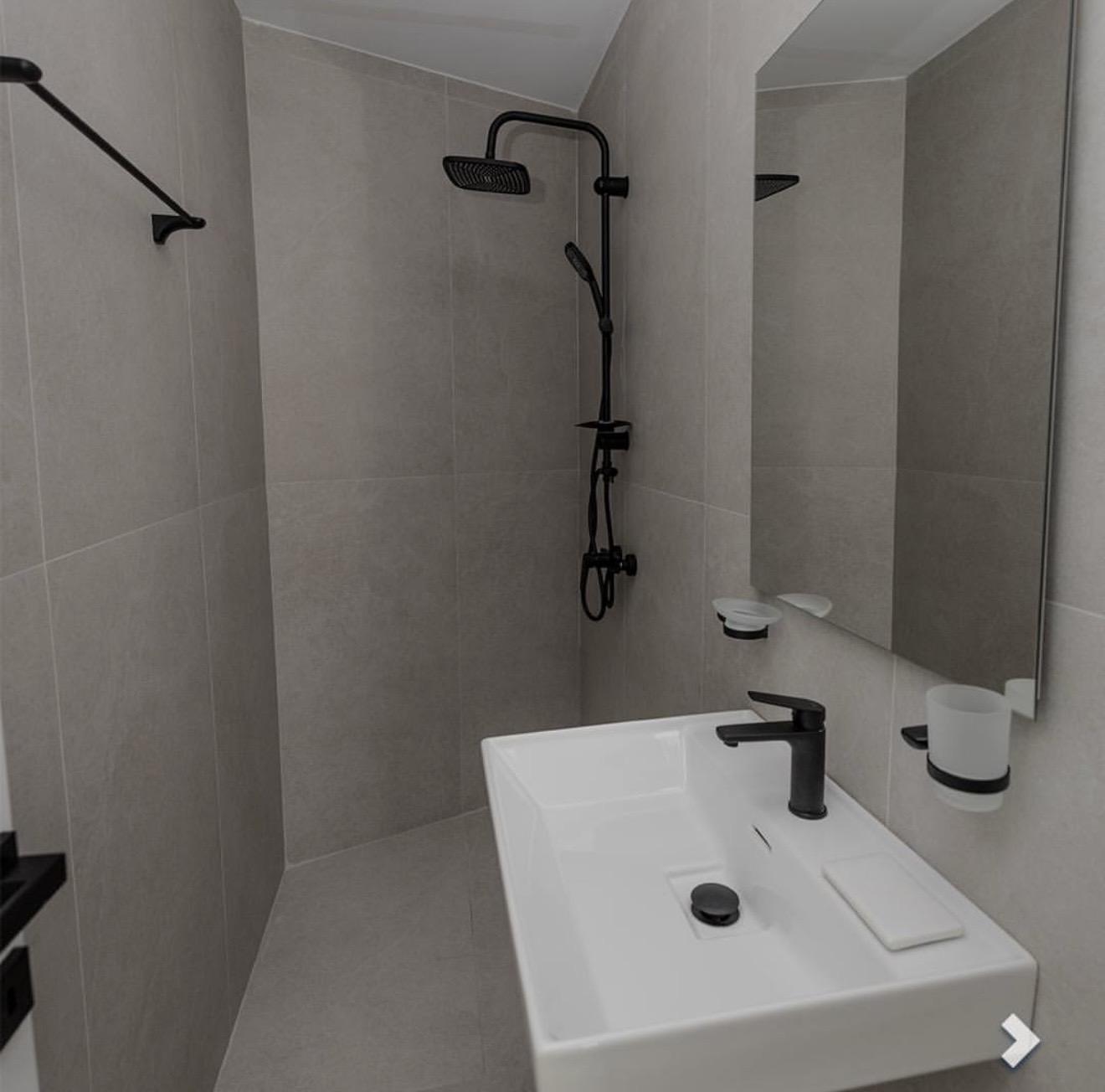 Exkluzivní luxusní loftový penthouse s nádherným výhledem na moře v Sarandě – prémiová nemovitost na prodej s privátním bazénem
