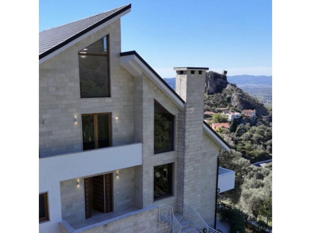 Luxury Villa for Rent in Petrelë, Tirana – 6 Bedrooms, 650 m² Built, 1000 m² Garden