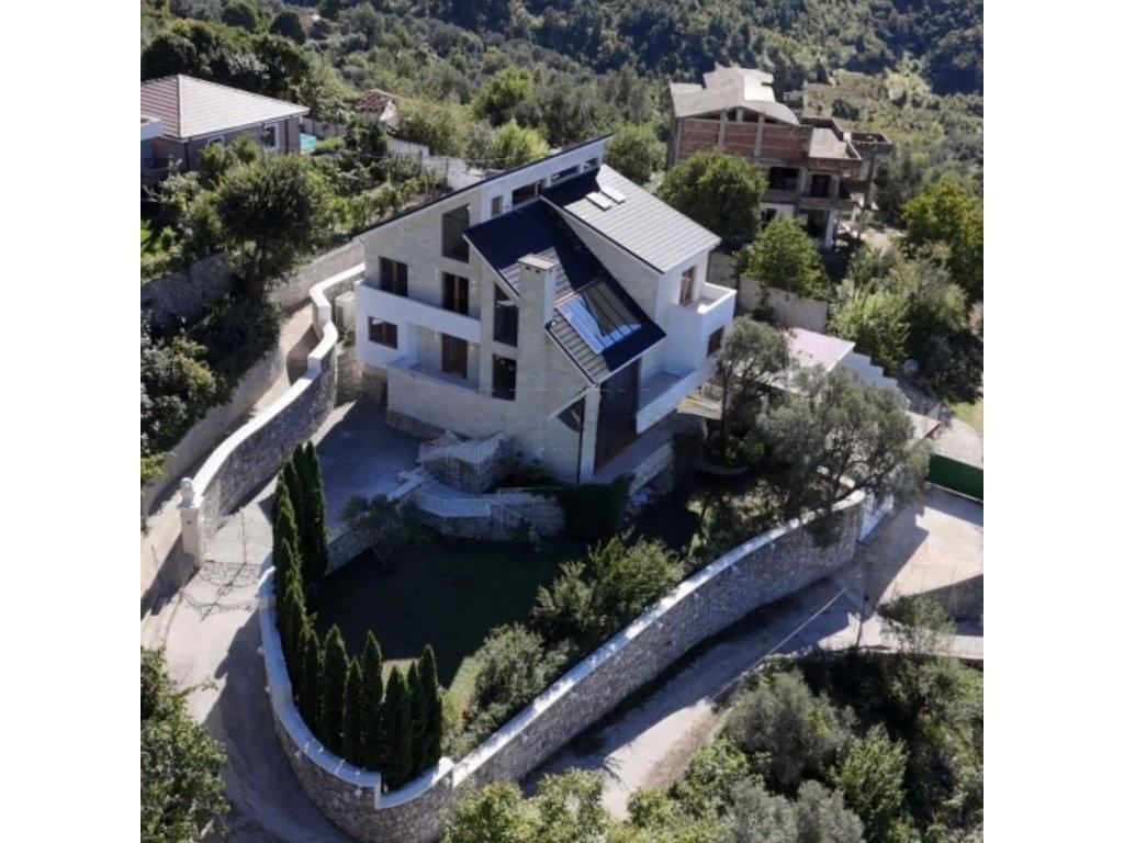 Luxury Villa for Rent in Petrelë, Tirana – 6 Bedrooms, 650 m² Built, 1000 m² Garden