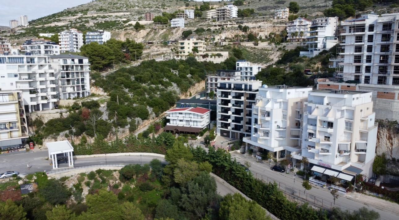 Perfect Commercial Shop for Sale in Saranda – 234m², Terrace, 5 PARKING SPOTS, 100m from Beach, Main Road Location