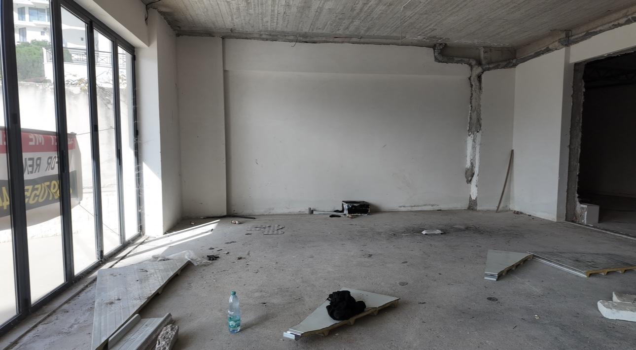 Perfect Commercial Shop for Sale in Saranda – 234m², Terrace, 5 PARKING SPOTS, 100m from Beach, Main Road Location