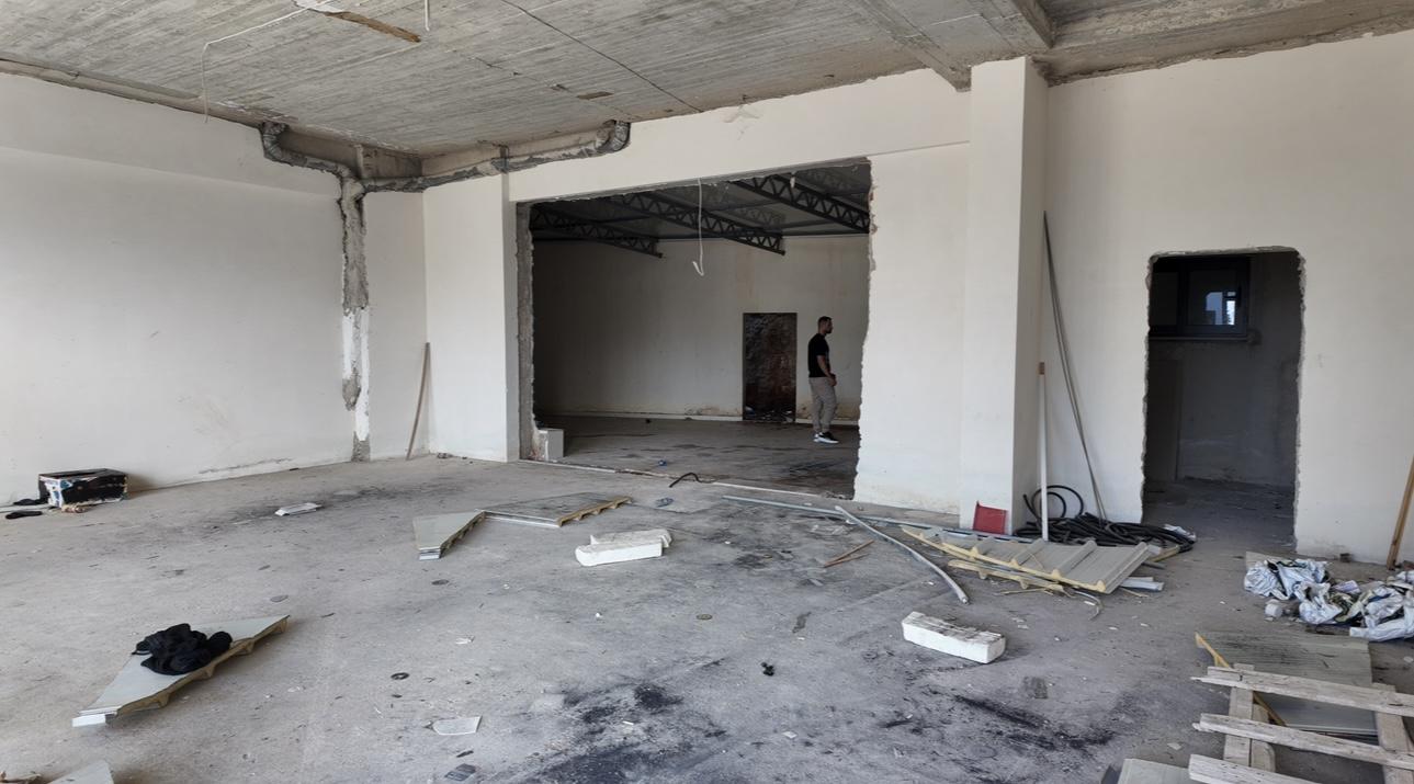 Perfect Commercial Shop for Sale in Saranda – 234m², Terrace, 5 PARKING SPOTS, 100m from Beach, Main Road Location