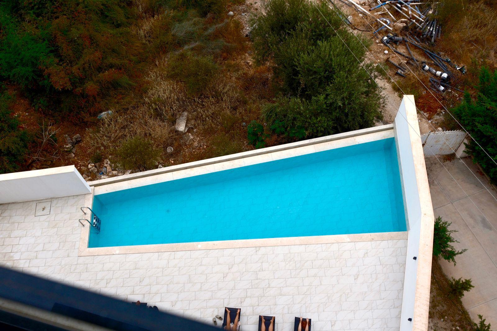 Seaview 1-Bedroom Apartment for Sale in Saranda – Skënderbeu Street, Fully Furnished