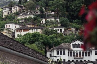 Do People Speak English in Albania? A Local’s Honest Take (From Someone Who Works With Foreign Buyers Every Day