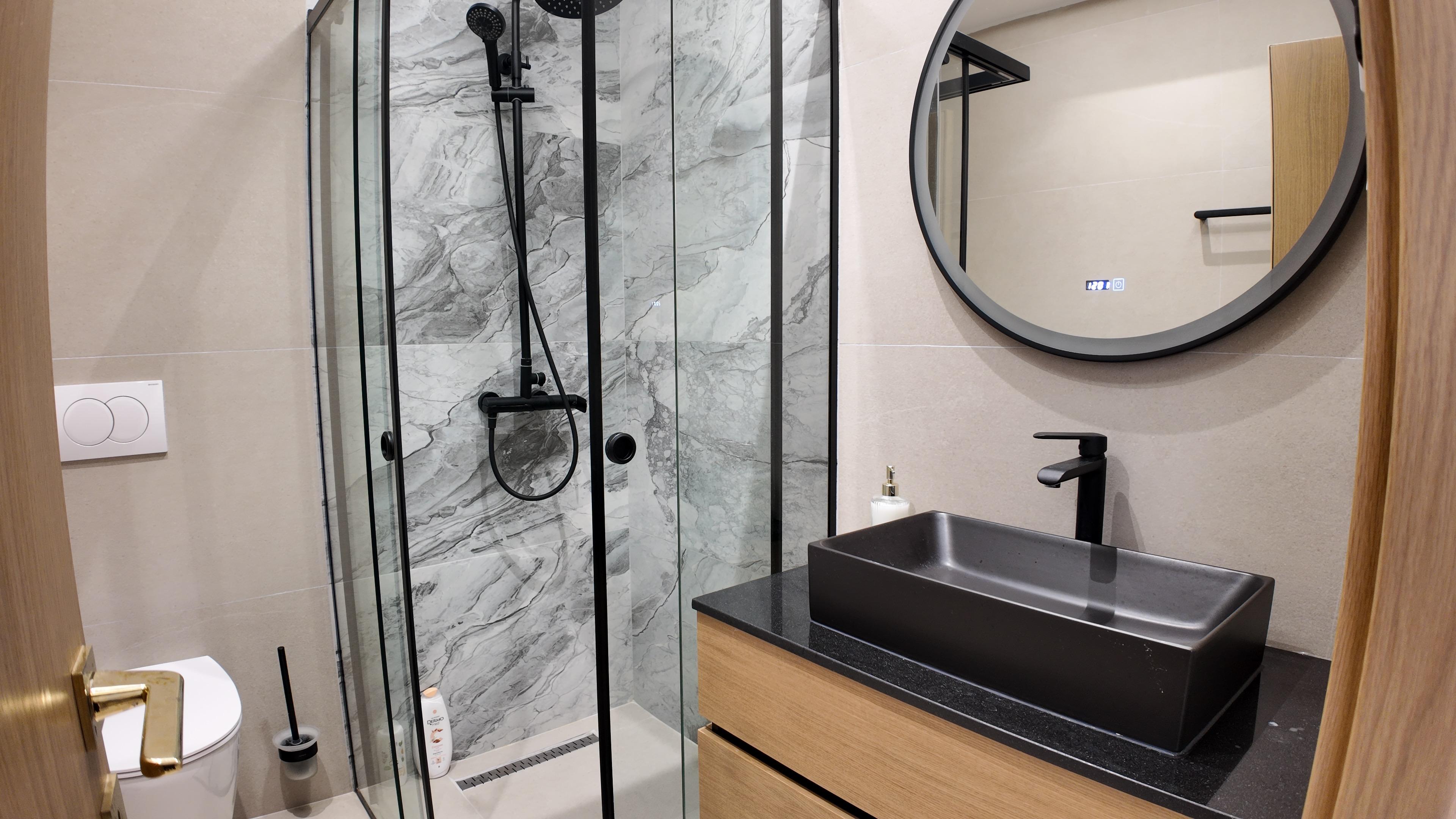 Seaview 1-Bedroom Apartment for Sale in Saranda – Skënderbeu Street, Fully Furnished