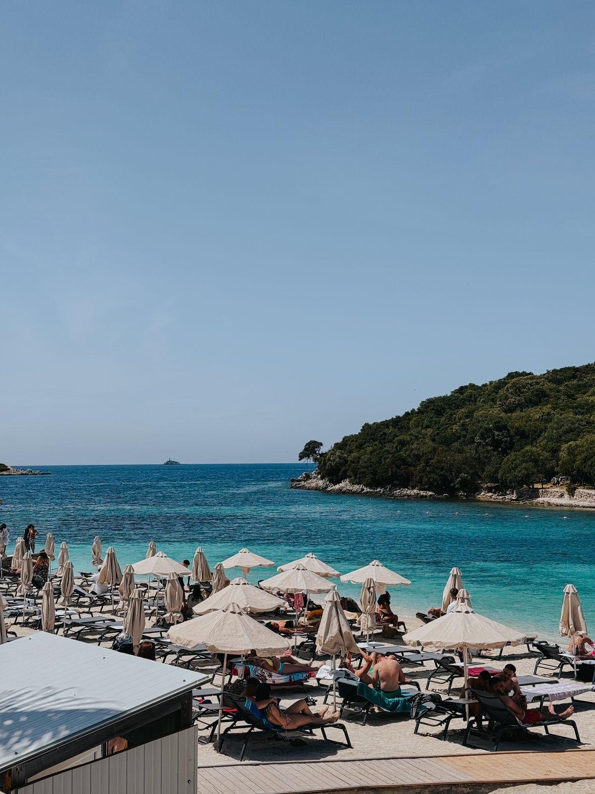 Ekskluzywny Hotel Przy Plaży na Sprzedaż w Sarandzie – 11-kondygnacyjny Budynek z Prywatnym Dostępem do Linii Brzegowej