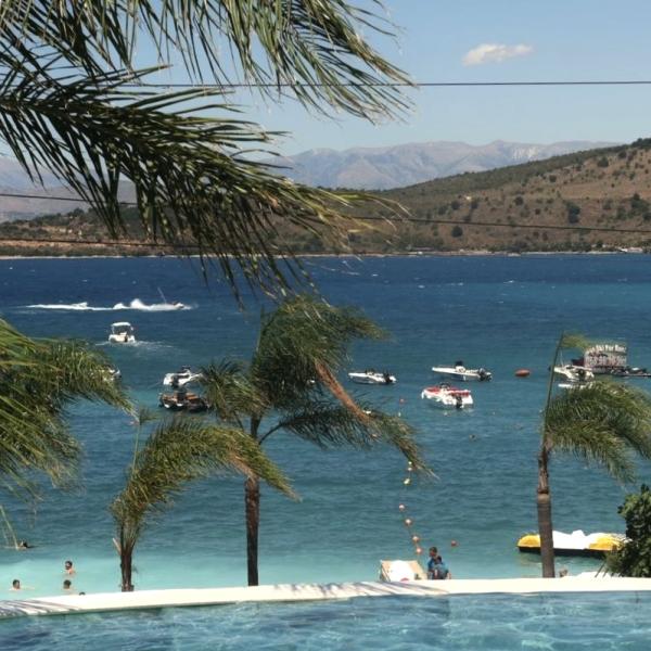 Hôtel en bord de mer à vendre à Saranda – Immeuble de 11 étages avec accès privé au littoral