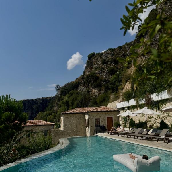 Privat villa til salgs i Saranda, Albania – med svømmebasseng og eiendom omgitt av natur