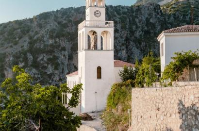 The Albanian Riviera by Season: When to Visit, Invest, or Airbnb By someone who’s lived, worked, and danced their way through every corner of Saranda  ⸻  There’s a rhythm to life down here on the Albanian Riviera. The kind you only really understand
