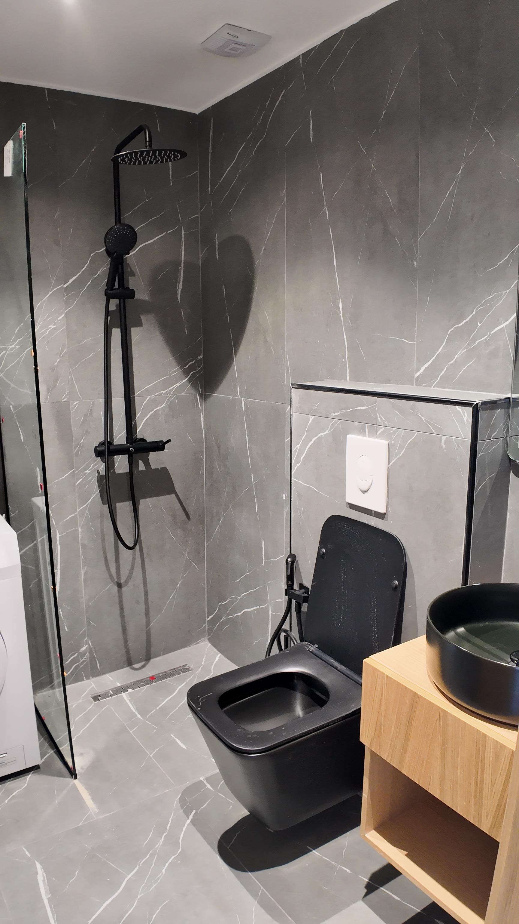 Apartament 2+1 me Pamje nga Deti në Ksamil – 110m² | Ballkon dhe Pishinë