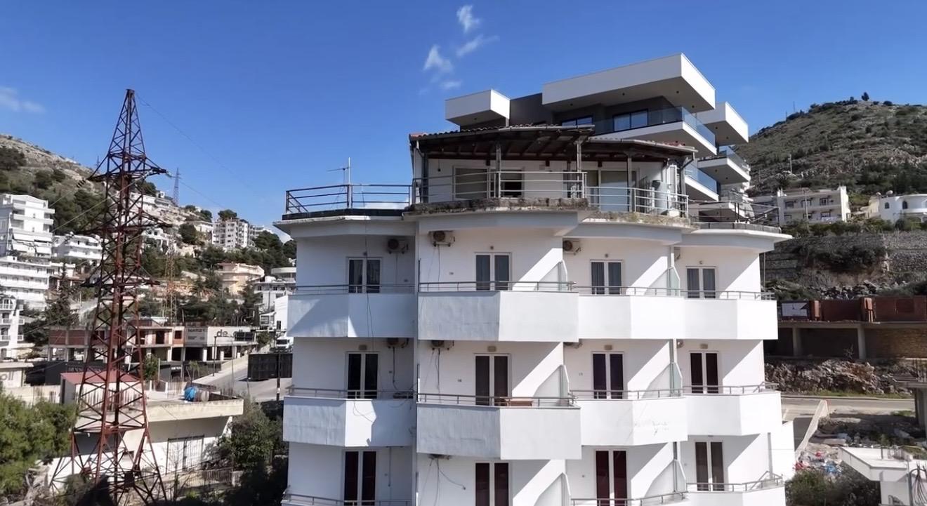 Attico con Vista Mare in Vendita a Saranda – Proprietà al 5° Piano Vicino al Mare