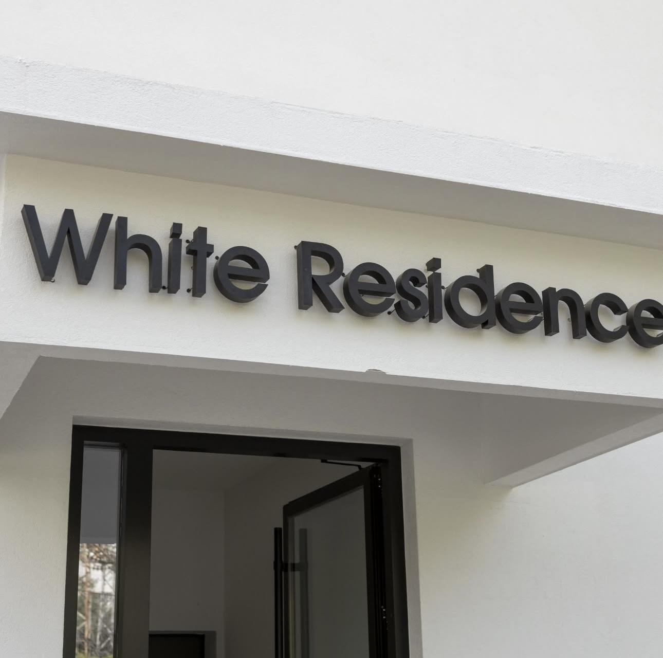 Seaview 1-Bedroom Apartment for Sale in Saranda – Skënderbeu Street, Fully Furnished