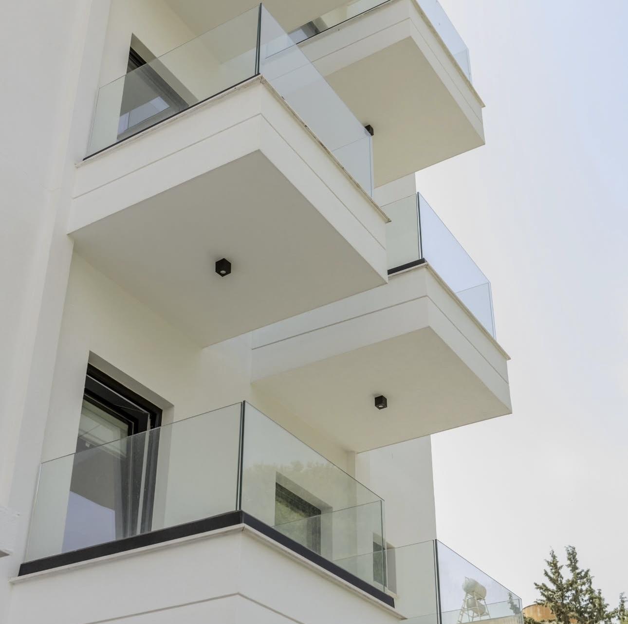 Seaview 1-Bedroom Apartment for Sale in Saranda – Skënderbeu Street, Fully Furnished