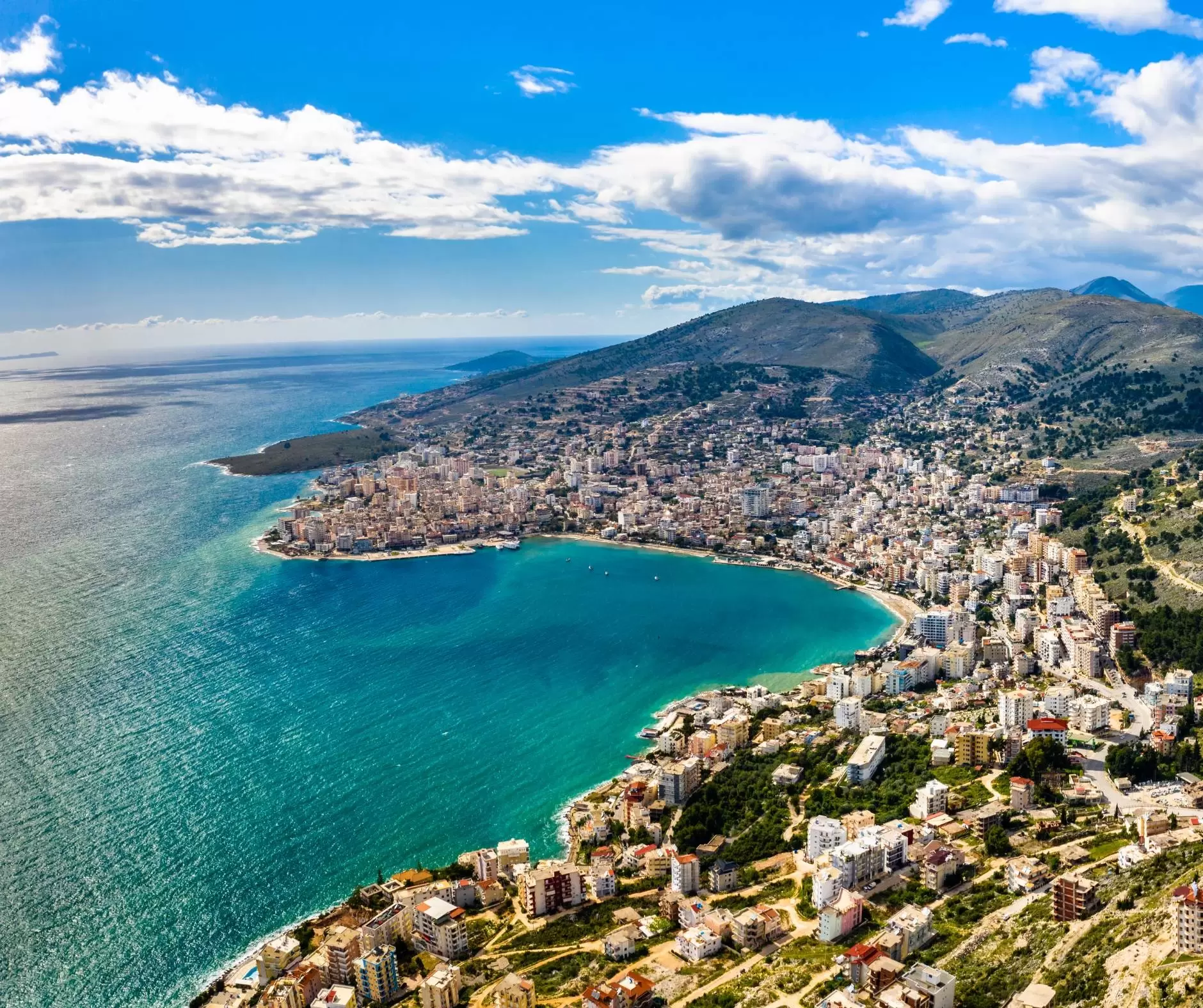 Harroni Turmat: Pse Ksamil, Shqipëri, me Ujërat e Tij Kristal të Pastër, është Arratisja e Përsosur në Plazh.