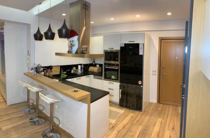 Appartamento completamente arredato con 2 camere da letto in vendita a Saranda – 124 m², Balcone, Vista Mare, a 150 m dalla Spiaggia