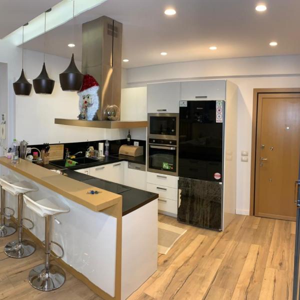 W pełni umeblowane mieszkanie 2-pokojowe na sprzedaż w Sarandzie – 124 m², balkon, widok na morze, 150 m od plaży